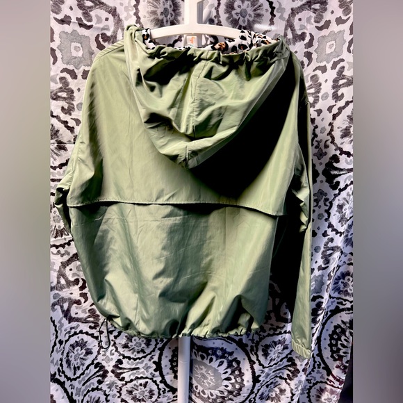 Sage & Leopard 🐆 Pullover! - Picture 2 of 3